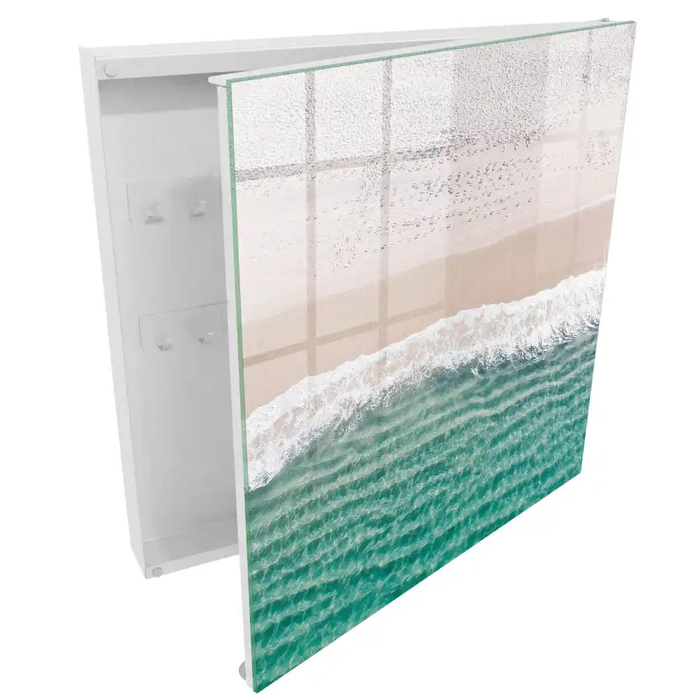 Armoire à clés une plage tranquille avec du sable et des vagues