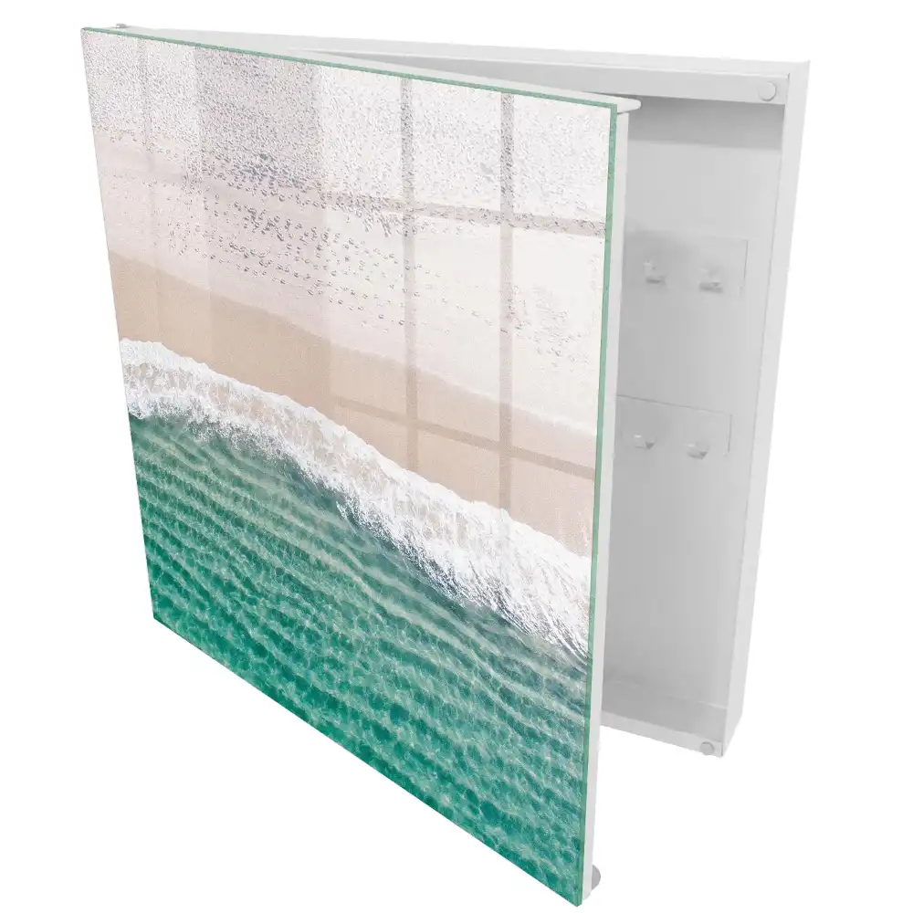 Armoire à clés une plage tranquille avec du sable et des vagues