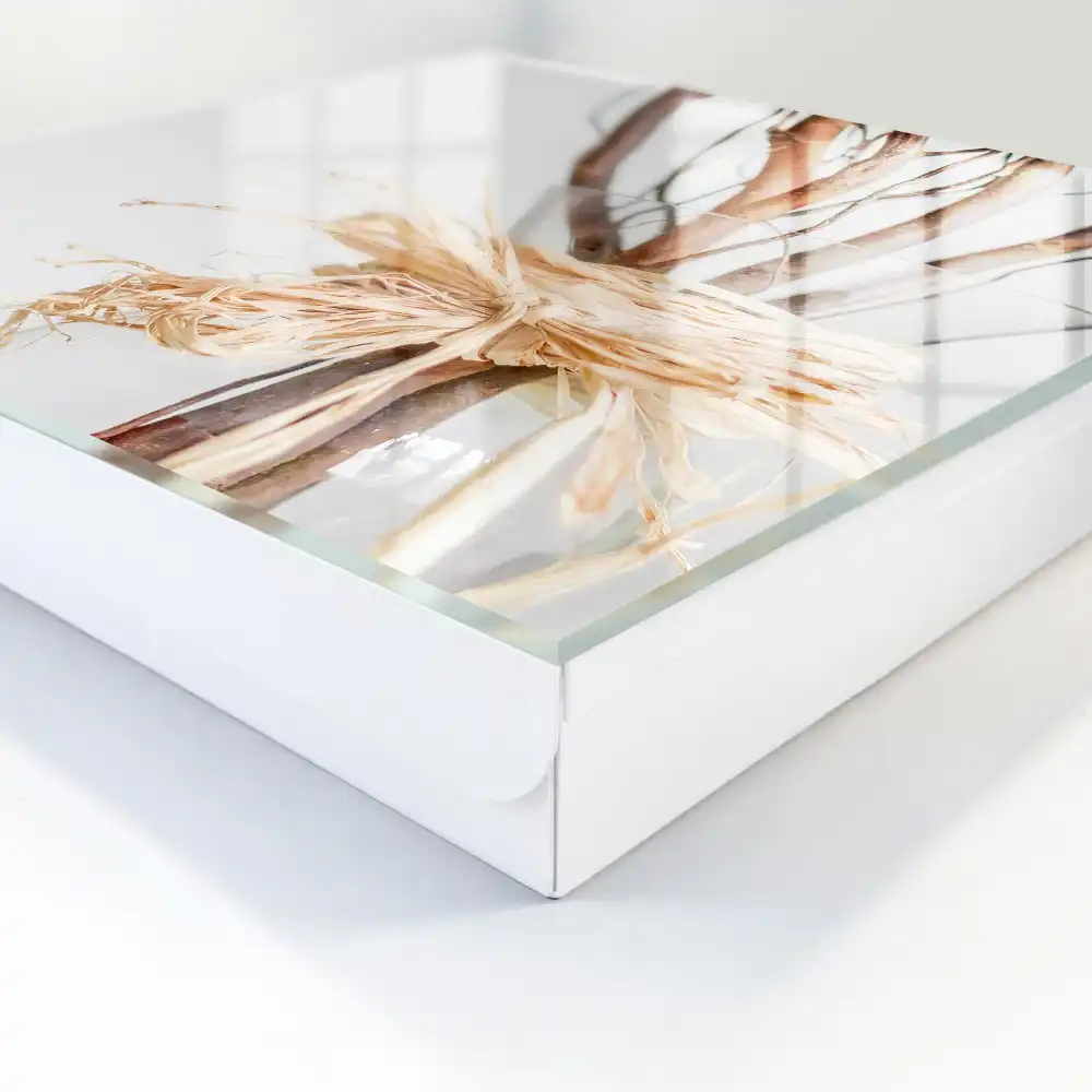Armoire à clés branches dans un vase en verre avec une ficelle beige