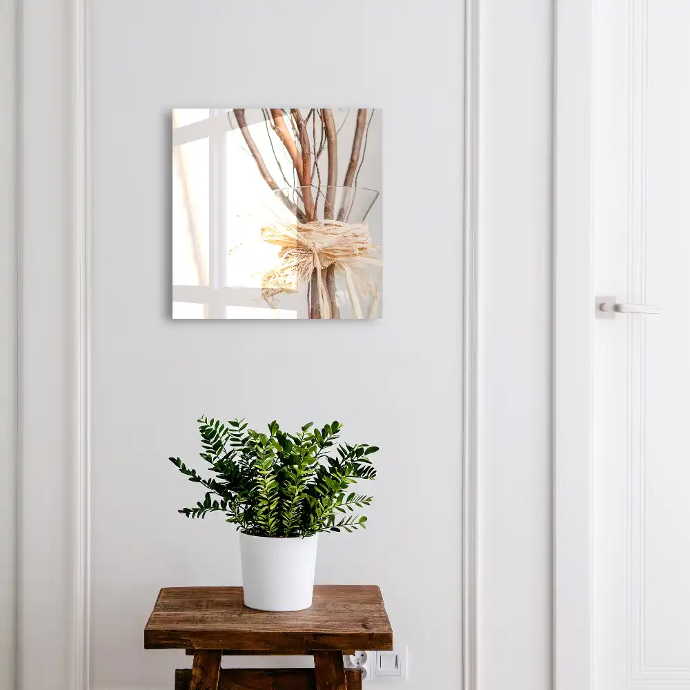 Armoire à clés branches dans un vase en verre avec une ficelle beige