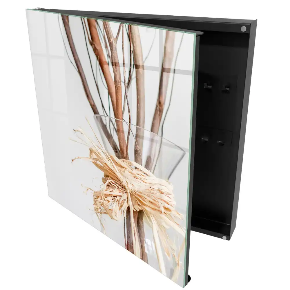 Armoire à clés branches dans un vase en verre avec une ficelle beige