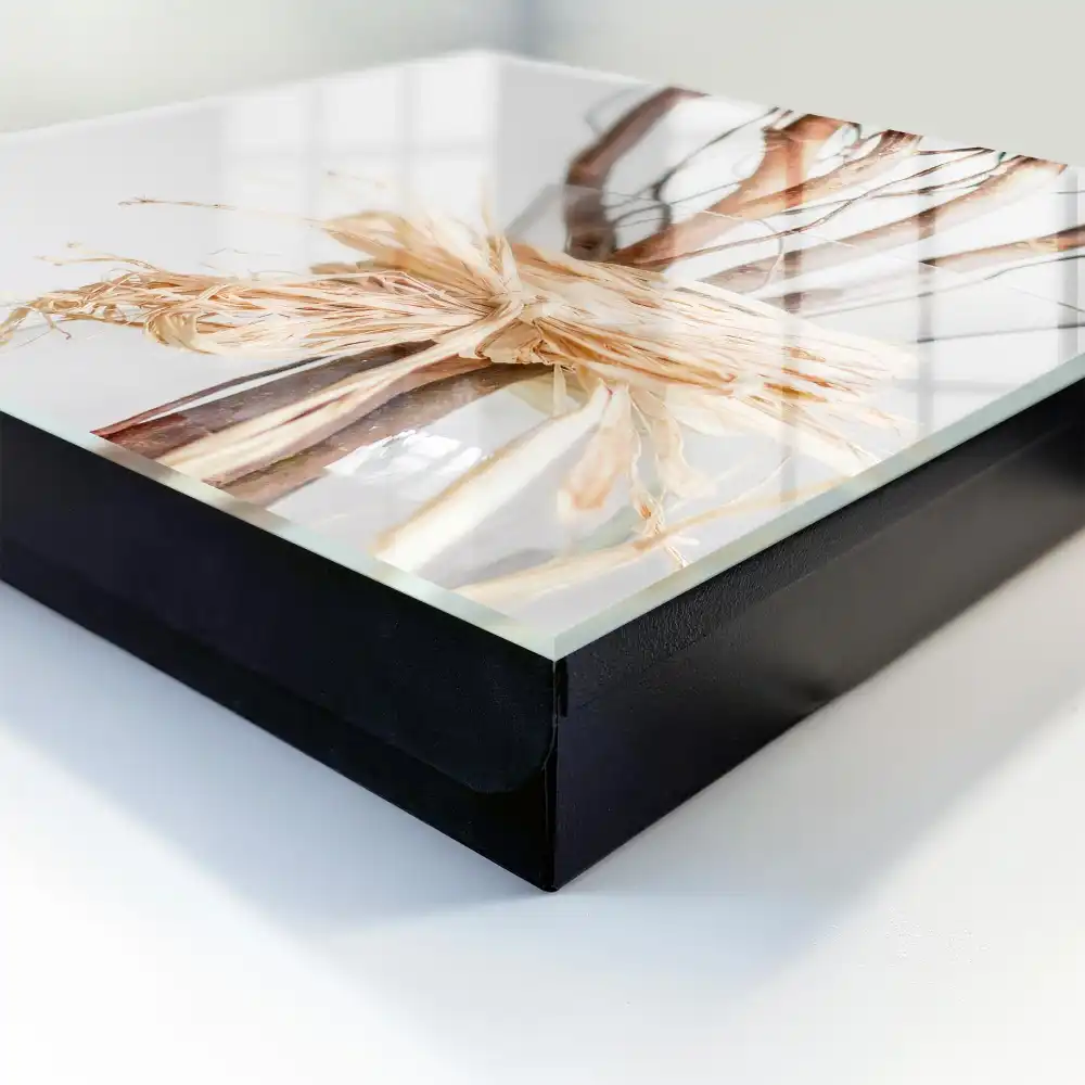 Armoire à clés branches dans un vase en verre avec une ficelle beige