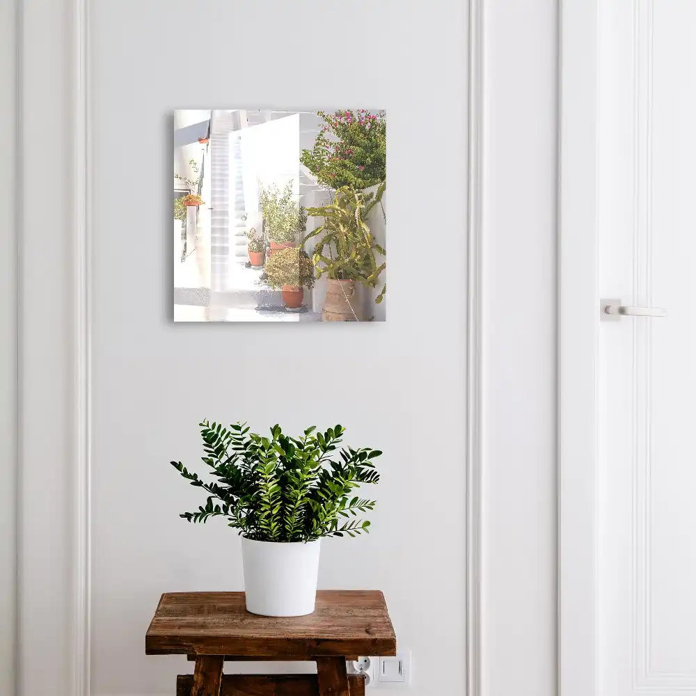 Boîte à clés murale escalier blanc entouré de plantes en pot