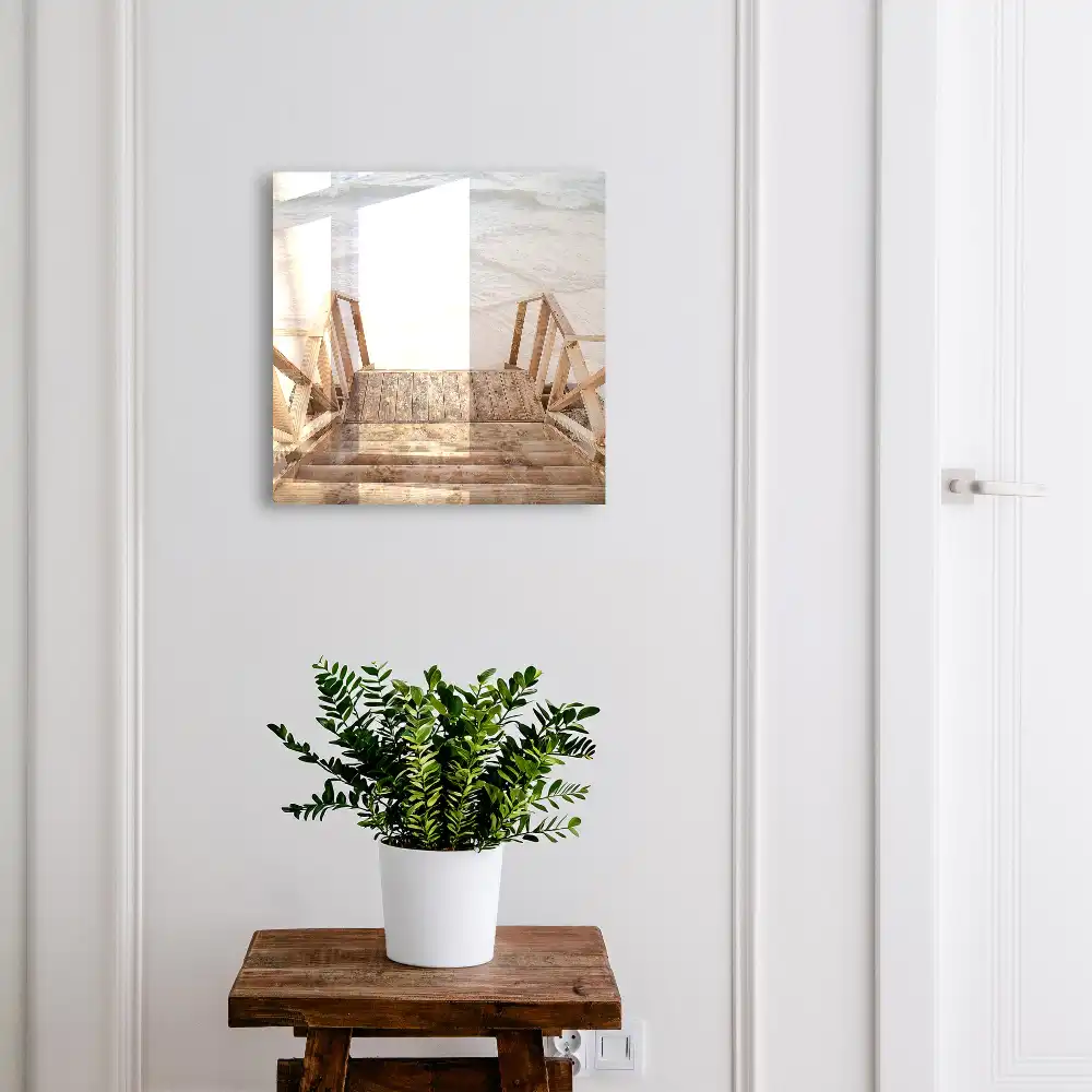 Boîte à clés escaliers en bois surplombant une rive tranquille