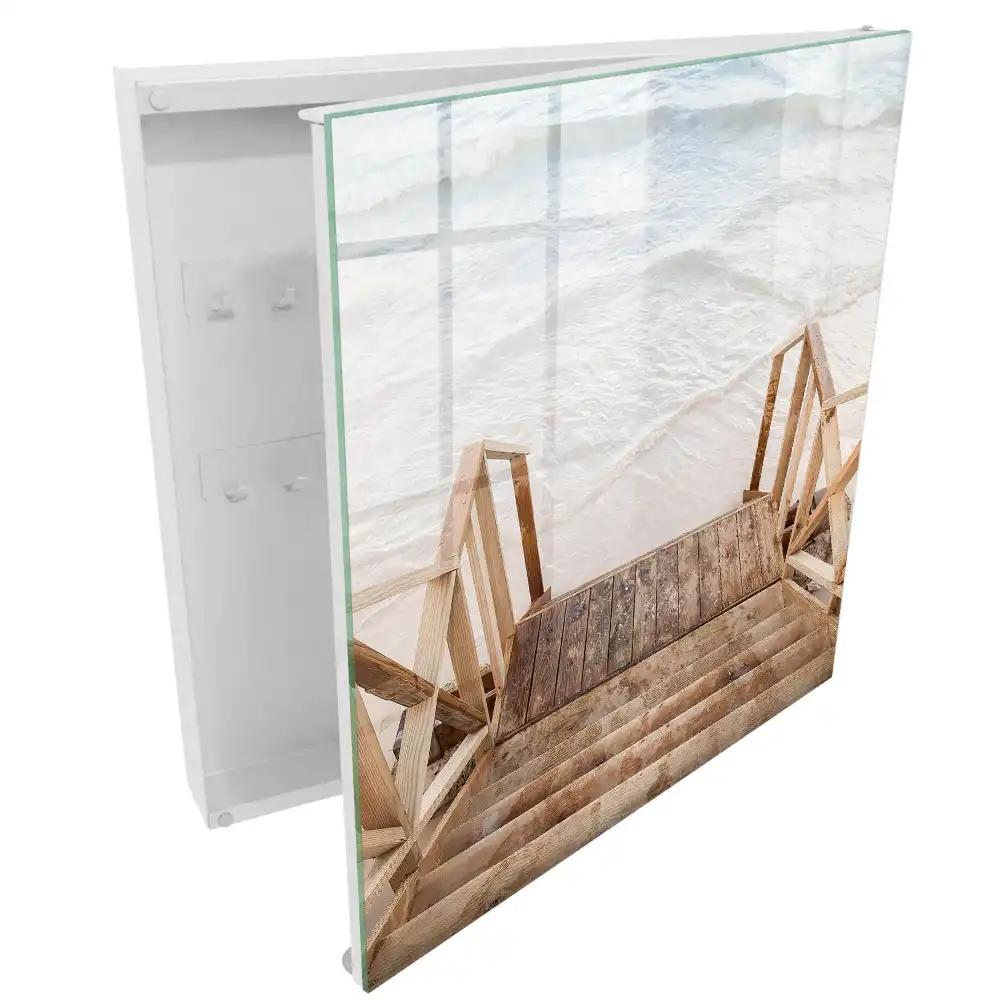 Boîte à clés escaliers en bois surplombant une rive tranquille