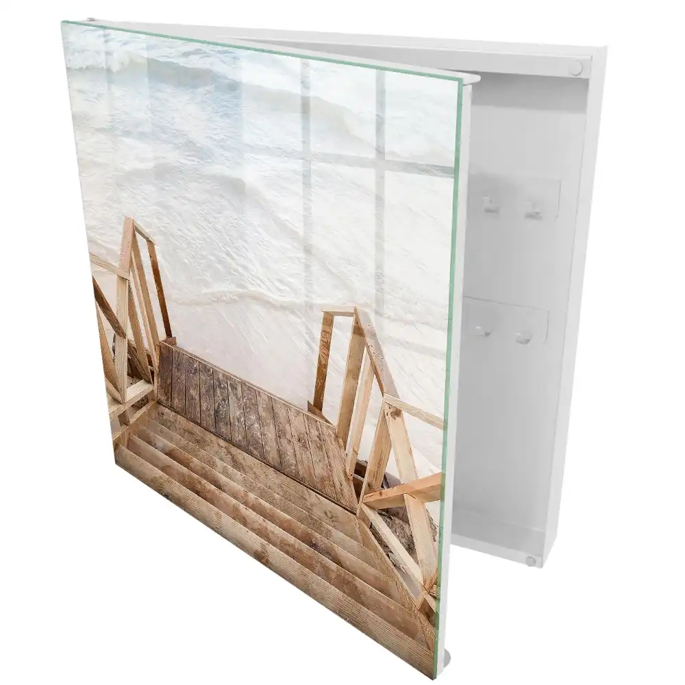 Boîte à clés escaliers en bois surplombant une rive tranquille