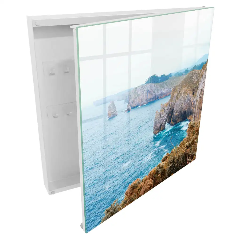 Boîte à clés falaises pittoresques surplombant la mer bleue