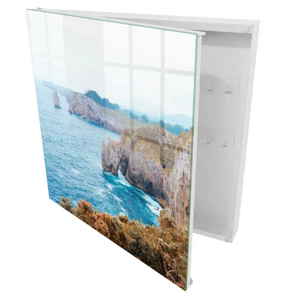 Boîte à clés falaises pittoresques surplombant la mer bleue