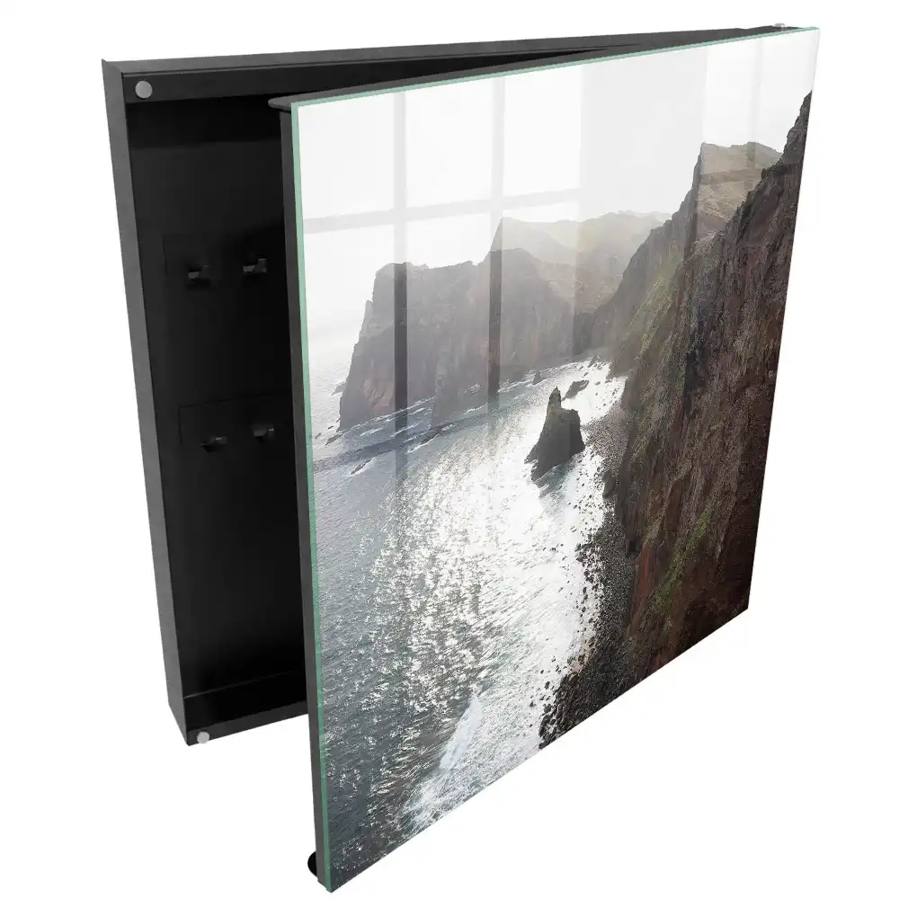 Armoire à clés des falaises surplombant l'océan baignées de soleil et de paix