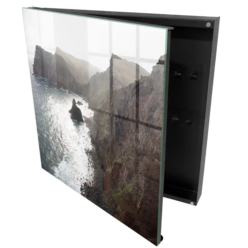 Armoire à clés des falaises surplombant l'océan baignées de soleil et de paix