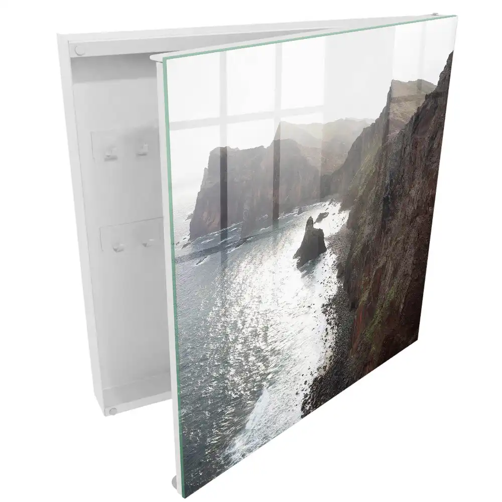Armoire à clés des falaises surplombant l'océan baignées de soleil et de paix