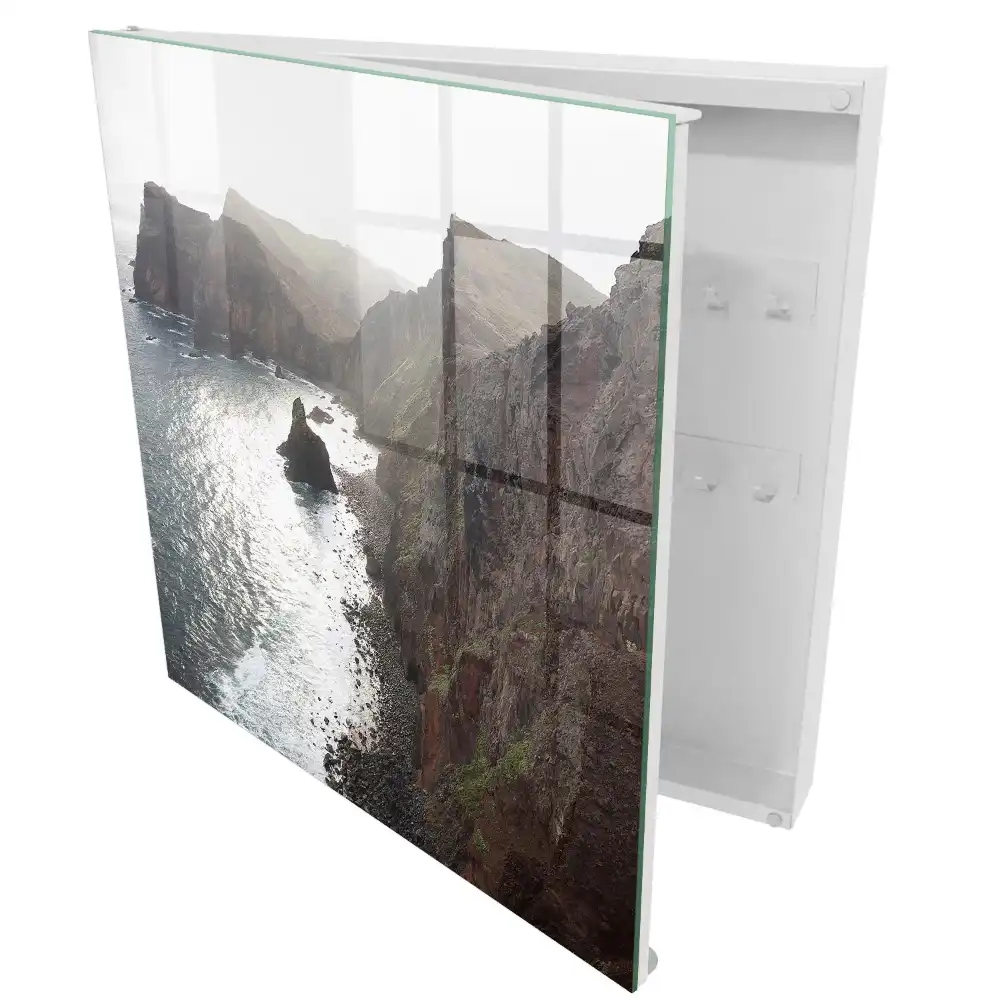 Armoire à clés des falaises surplombant l'océan baignées de soleil et de paix
