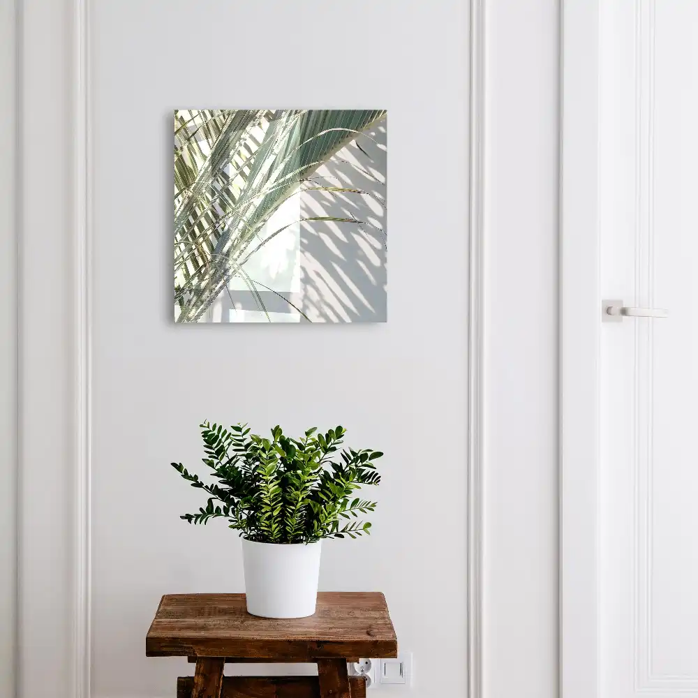 Boîte à clés feuilles de palmier et ombres sur fond clair