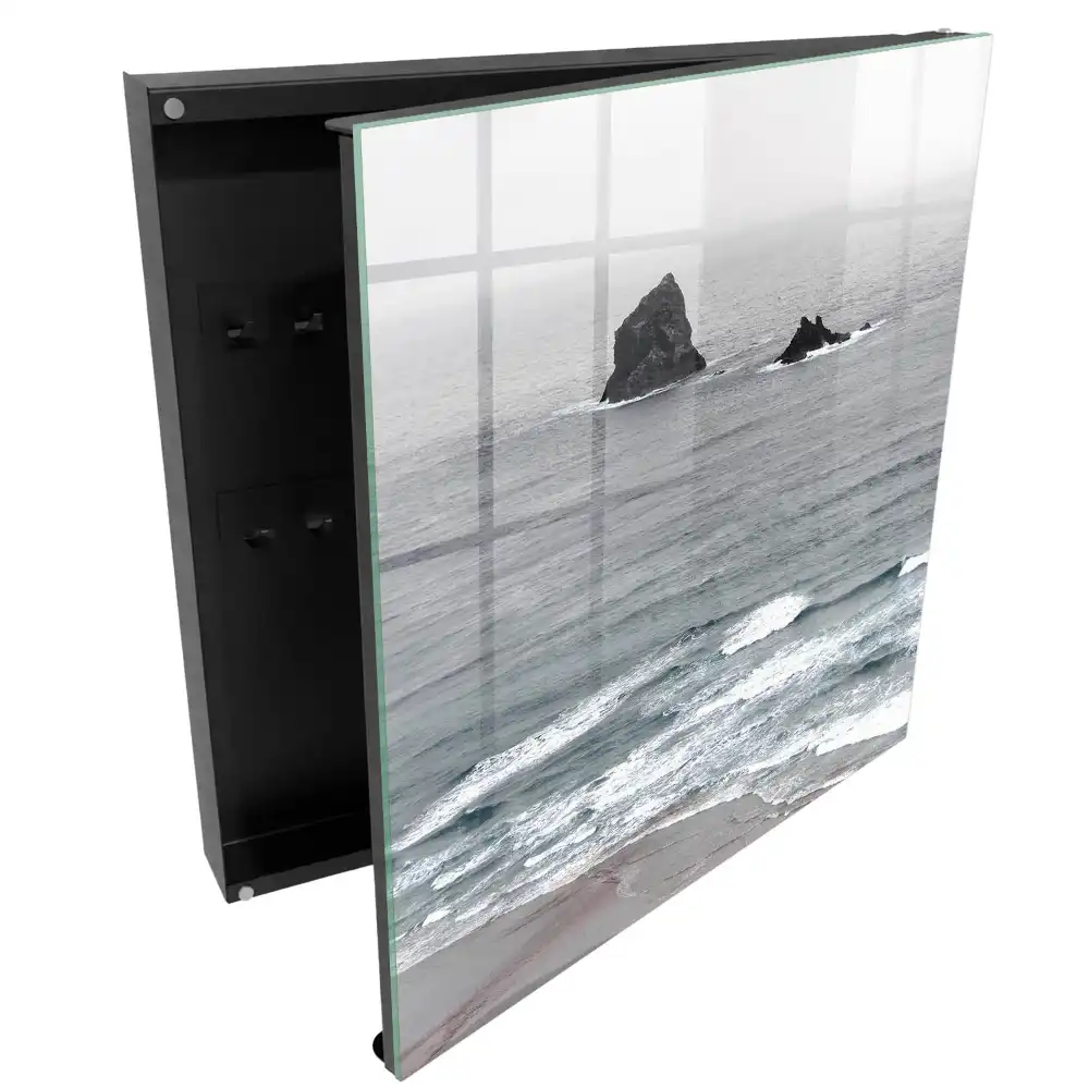 Armoire à clés vagues et rochers sur un océan calme