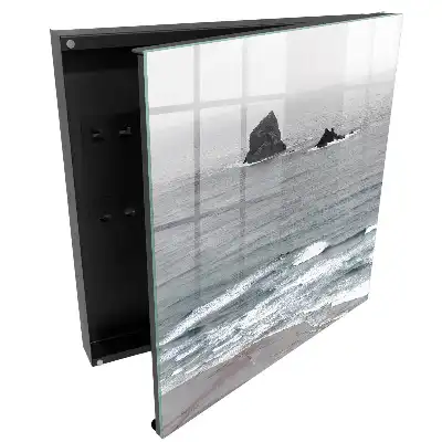 Armoire à clés vagues et rochers sur un océan calme