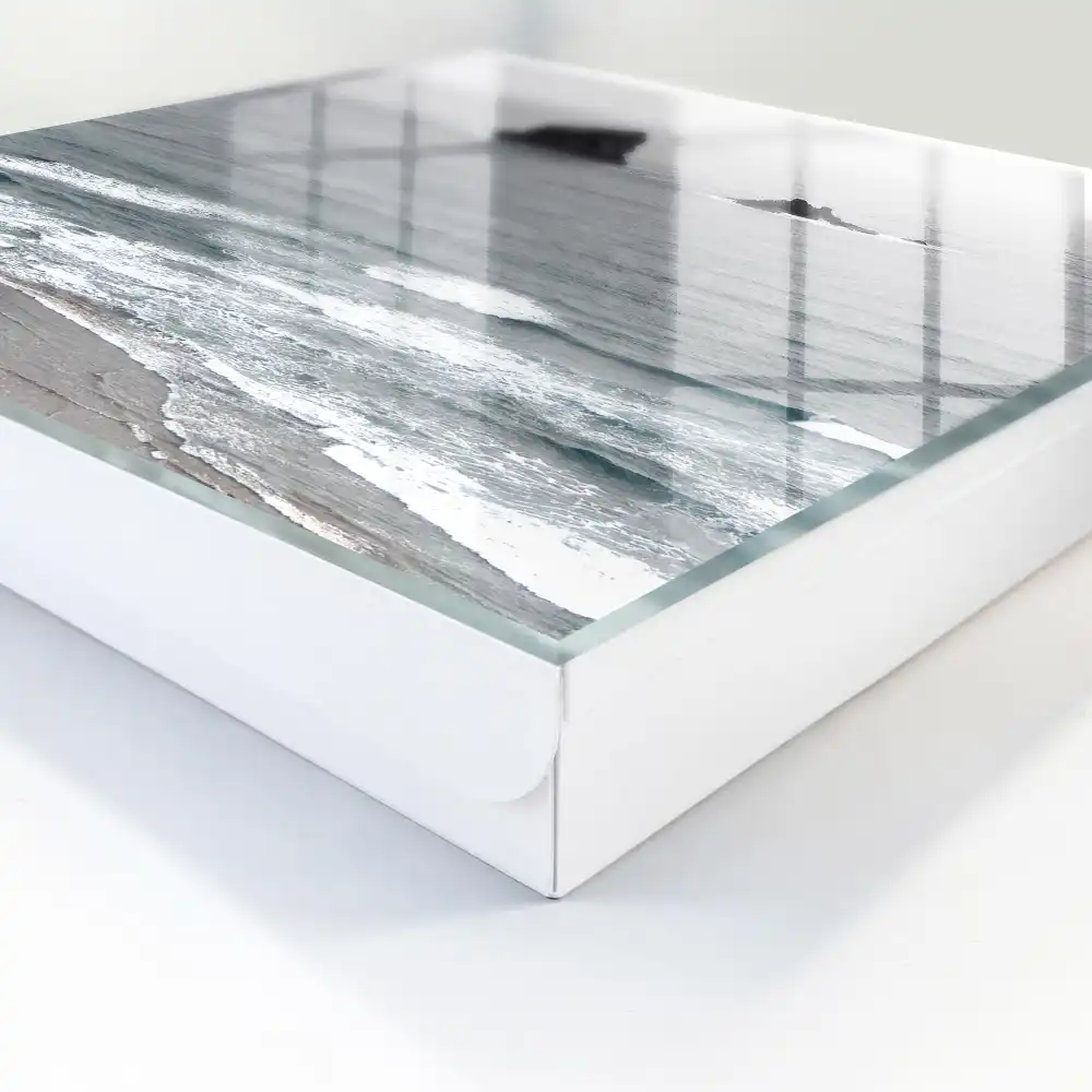 Armoire à clés vagues et rochers sur un océan calme