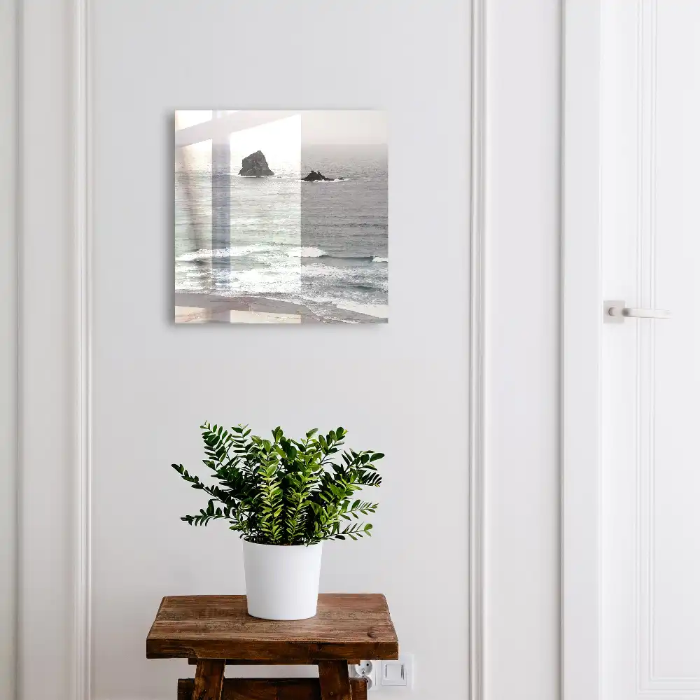 Armoire à clés vagues et rochers sur un océan calme