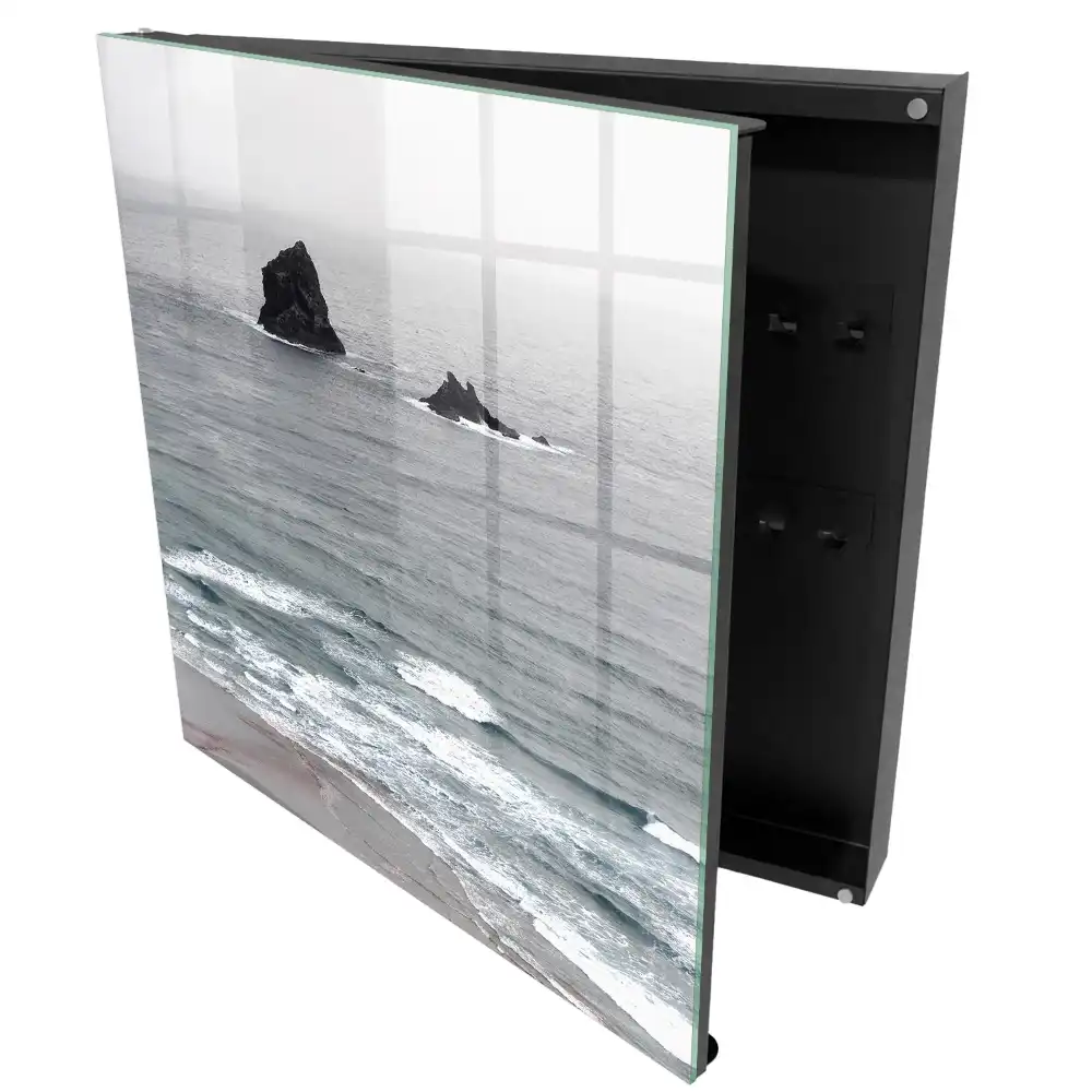 Armoire à clés vagues et rochers sur un océan calme