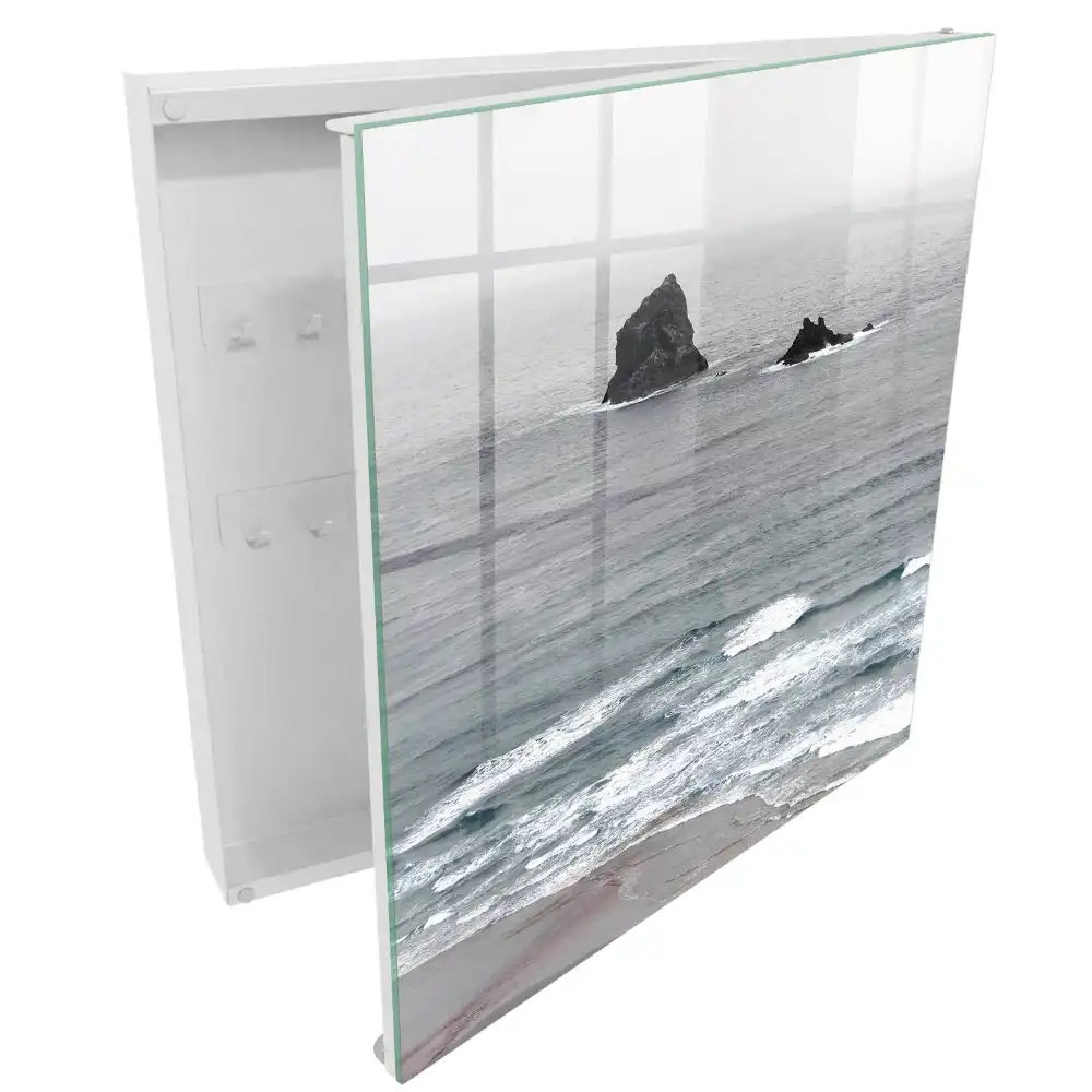 Armoire à clés vagues et rochers sur un océan calme