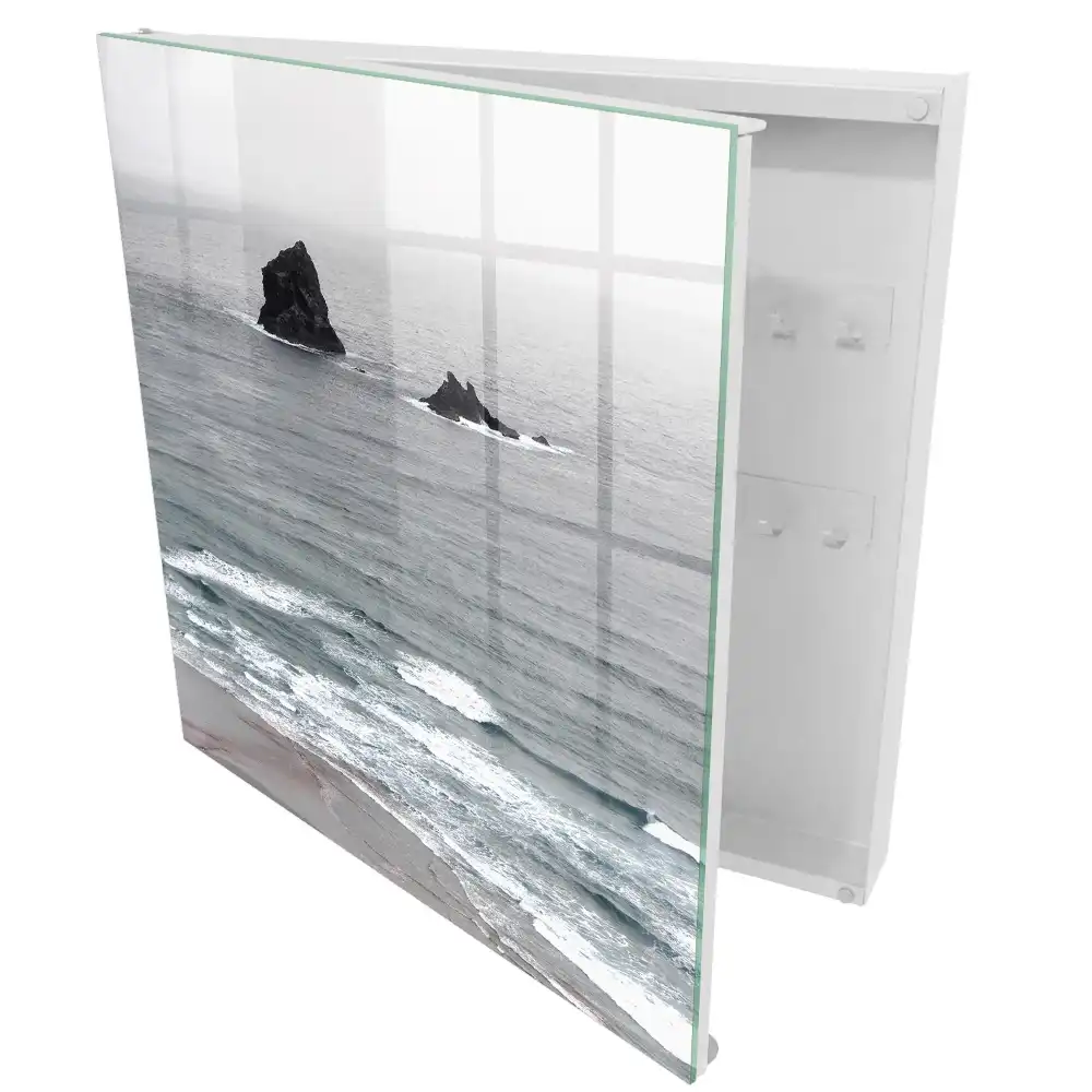 Armoire à clés vagues et rochers sur un océan calme