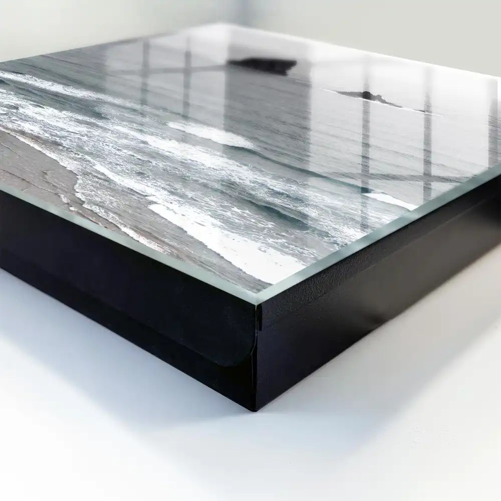 Armoire à clés vagues et rochers sur un océan calme