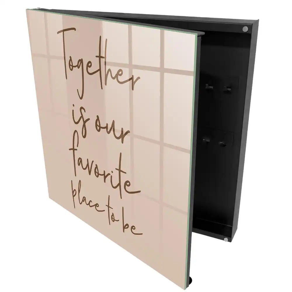 Armoire à clés typographie chaleureuse sur fond beige