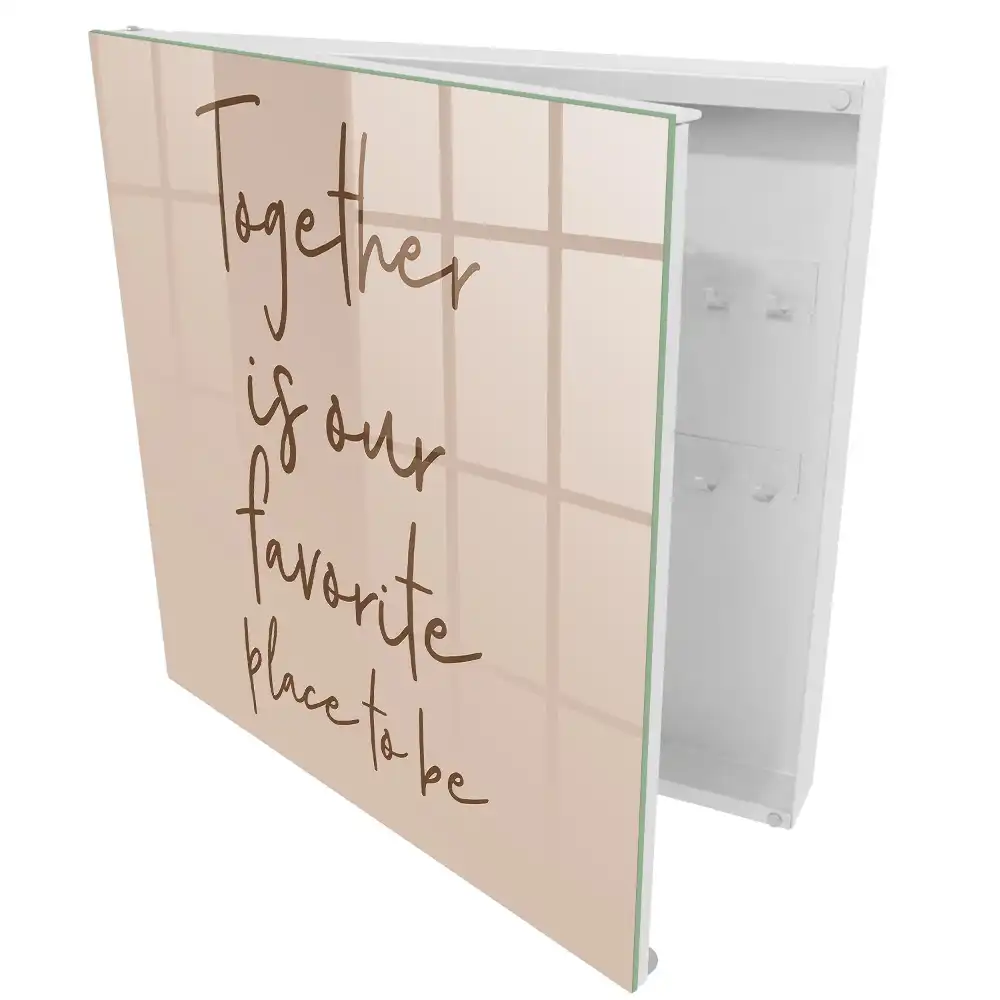 Armoire à clés typographie chaleureuse sur fond beige