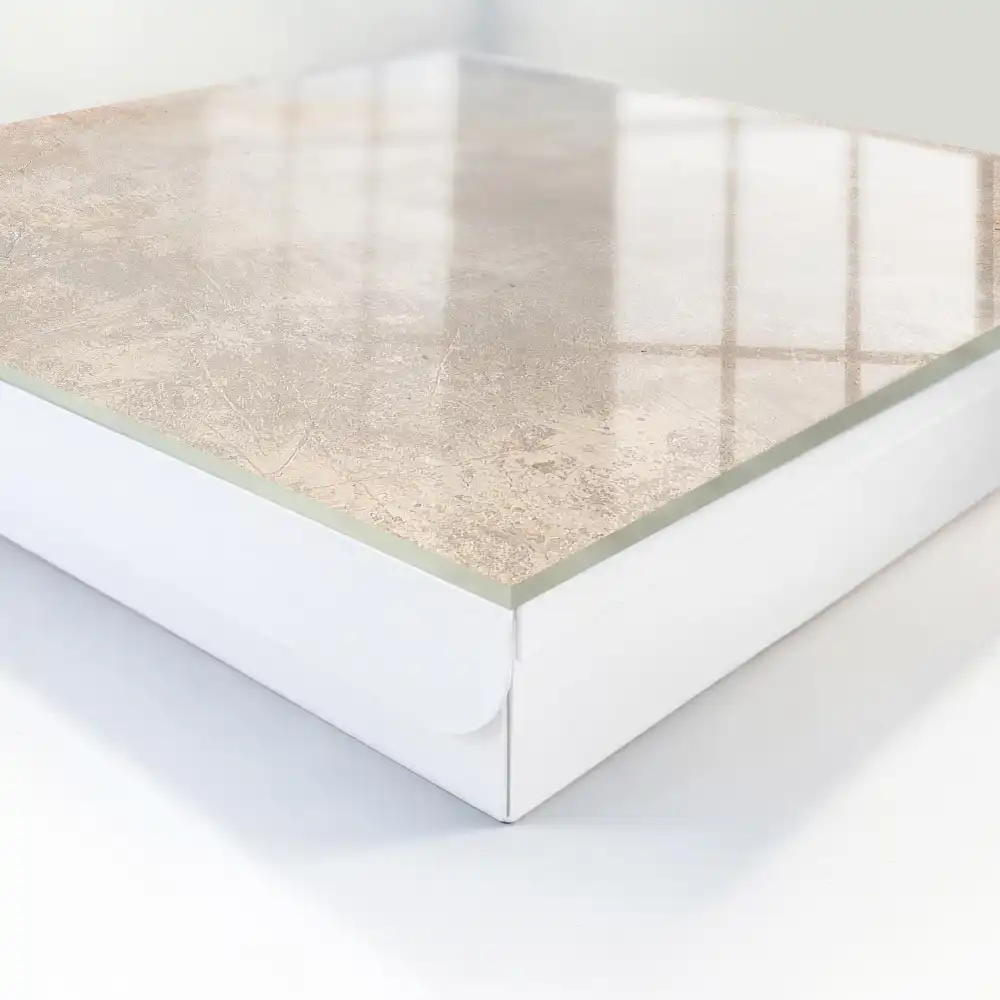 Armoire à clés des nuances subtiles de gris-beige avec de délicates abrasions