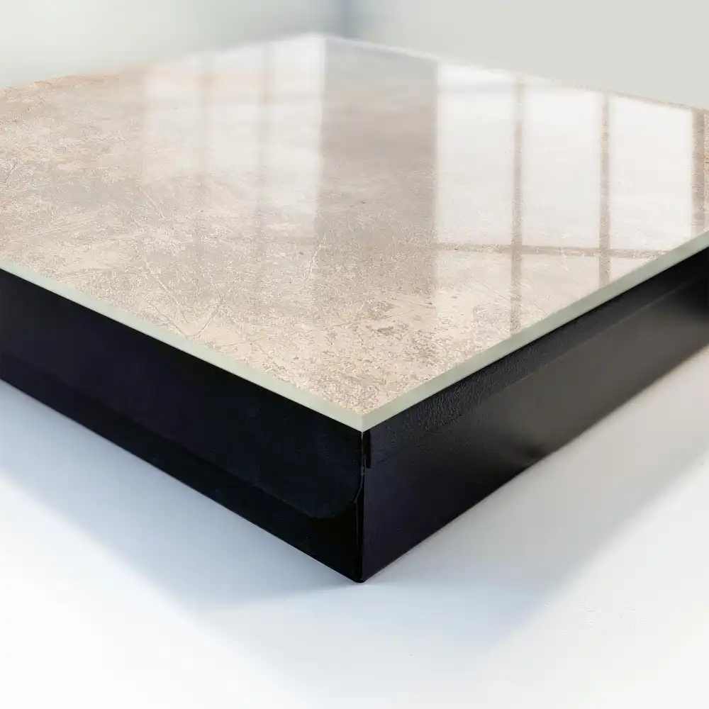 Armoire à clés des nuances subtiles de gris-beige avec de délicates abrasions