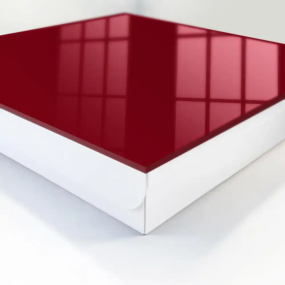 Boîte à clés murale teinte bordeaux uniforme élégante et minimaliste