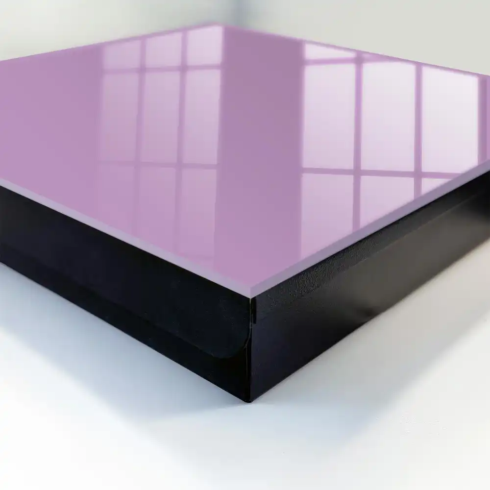 Boîte à clés murale surface uniforme de couleur violette apaisante