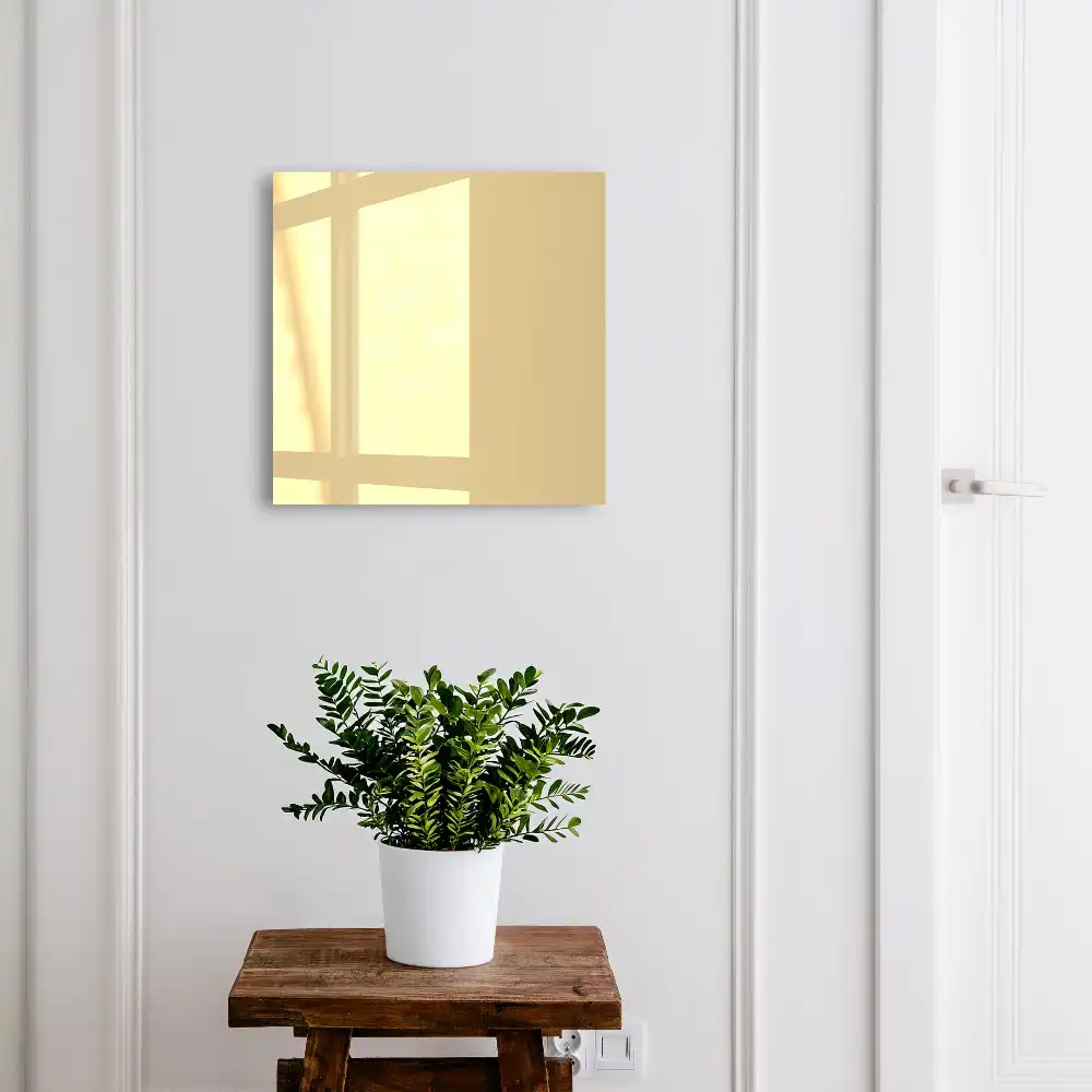 Armoire à clés fond beige teinte chaude composition apaisante