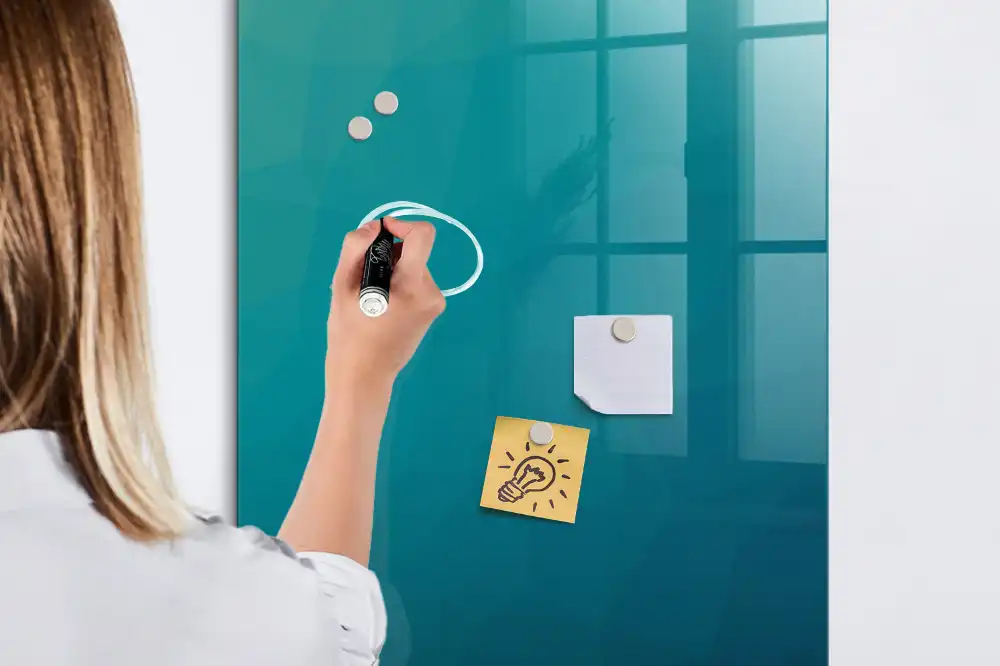 Tableau magnétique effaçable avec figures géométriques