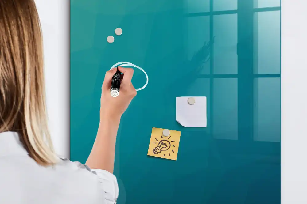 Tableau magnétique effaçable avec figures géométriques