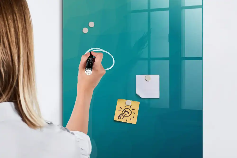 Tableau magnétique effaçable avec figures géométriques