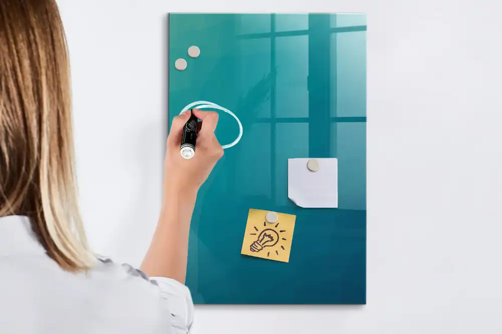 Tableau magnétique effaçable avec figures géométriques
