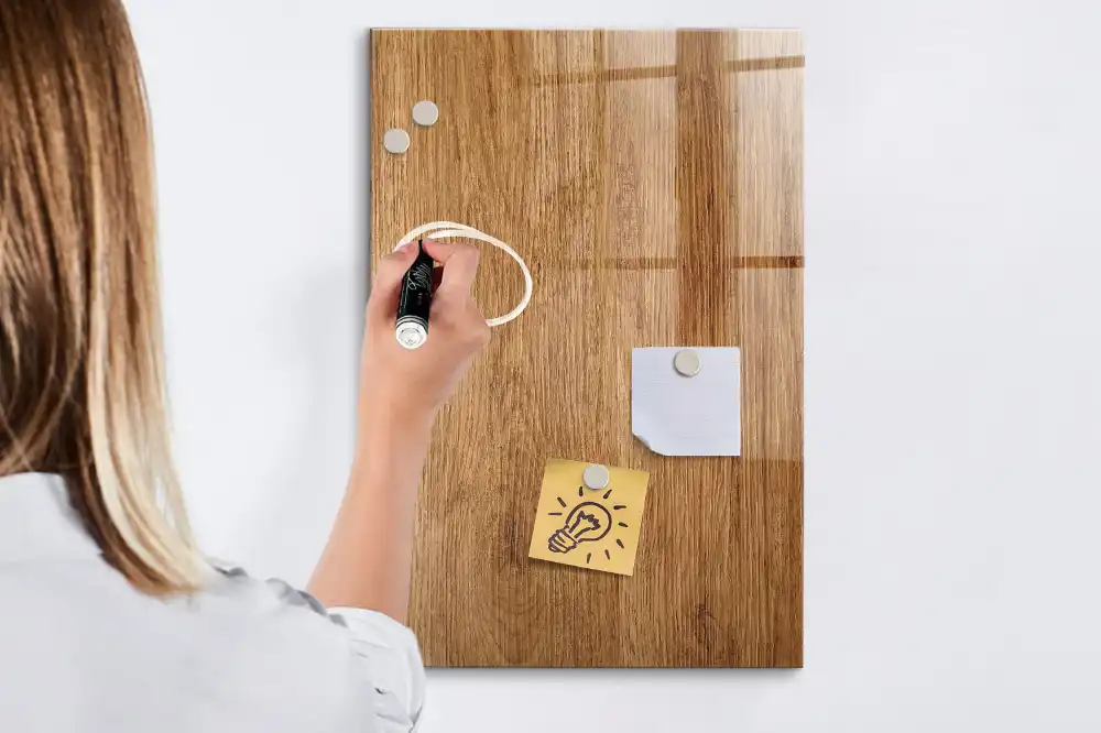 Tableau magnétique effaçable en bois brun clair