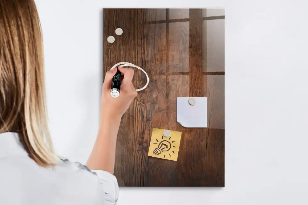 Tableau magnétique effaçable en chêne foncé