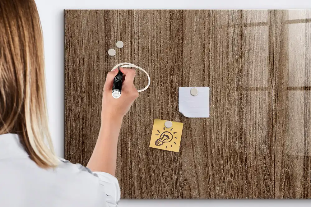 Tableau blanc magnétique effaçable à sec avec cadre en chêne foncé