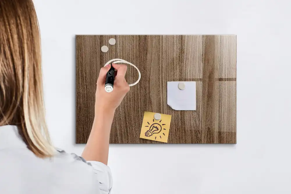Tableau blanc magnétique effaçable à sec avec cadre en chêne foncé
