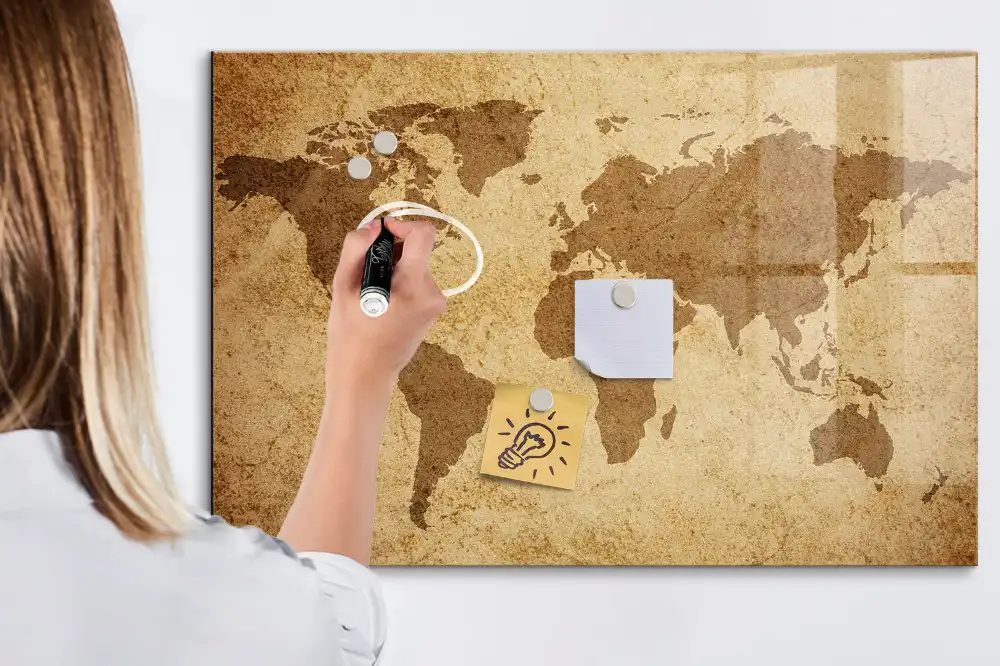 Tableau blanc magnétique effaçable à sec avec carte du monde ancienne en arrière-plan