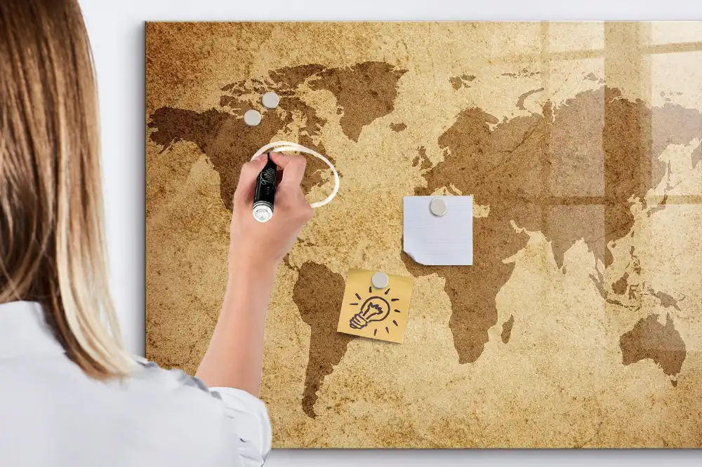 Tableau blanc magnétique effaçable à sec avec carte du monde ancienne en arrière-plan