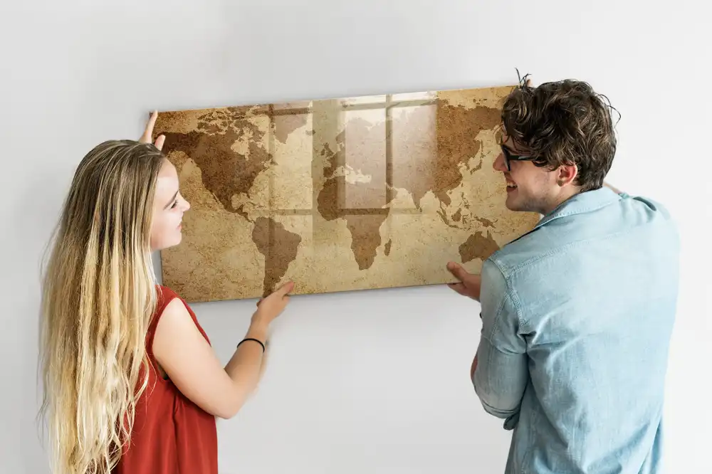 Tableau blanc magnétique effaçable à sec avec carte du monde ancienne en arrière-plan