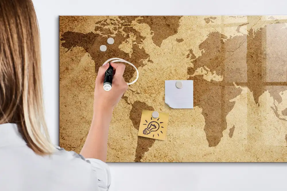 Tableau blanc magnétique effaçable à sec avec carte du monde ancienne en arrière-plan