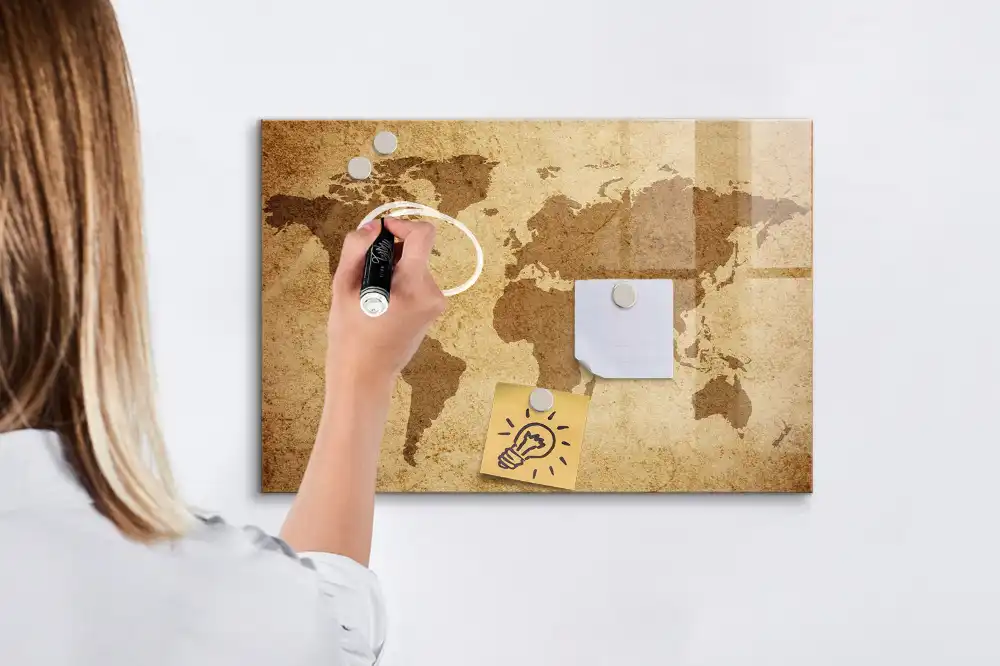 Tableau blanc magnétique effaçable à sec avec carte du monde ancienne en arrière-plan