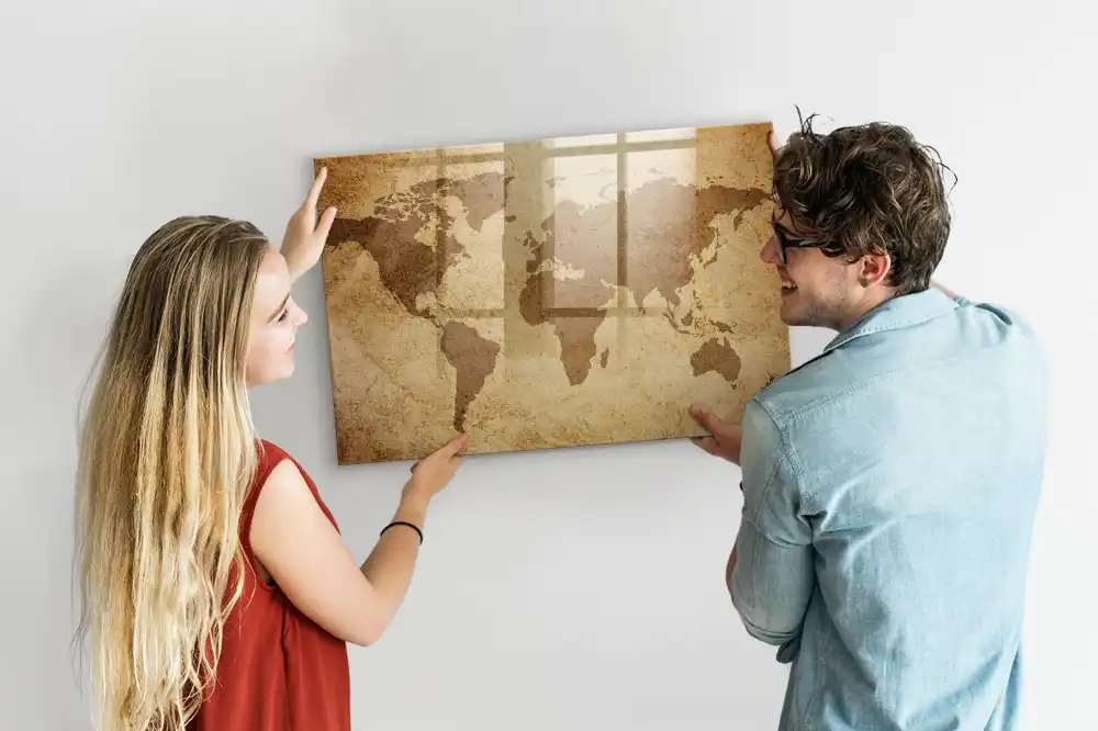 Tableau blanc magnétique effaçable à sec avec carte du monde ancienne en arrière-plan