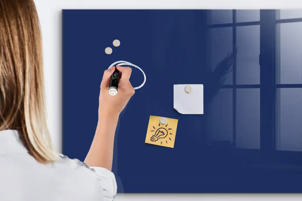 Tableau magnétique bleu marine avec feutre