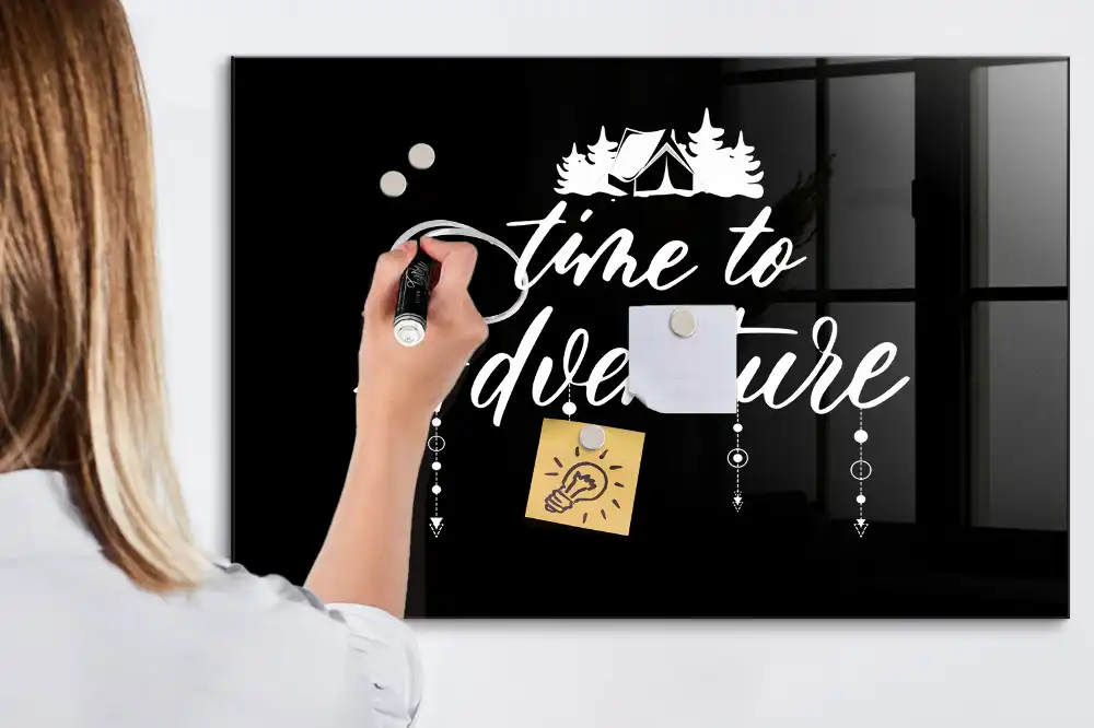 Tableau magnétique L'heure est à l'aventure avec feutre