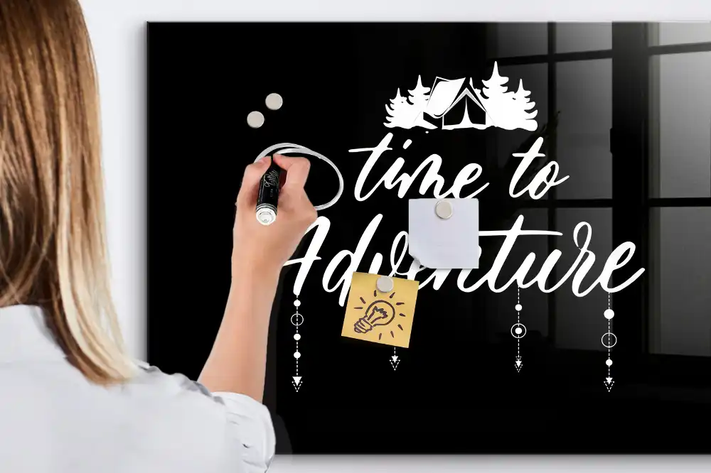 Tableau magnétique L'heure est à l'aventure avec feutre