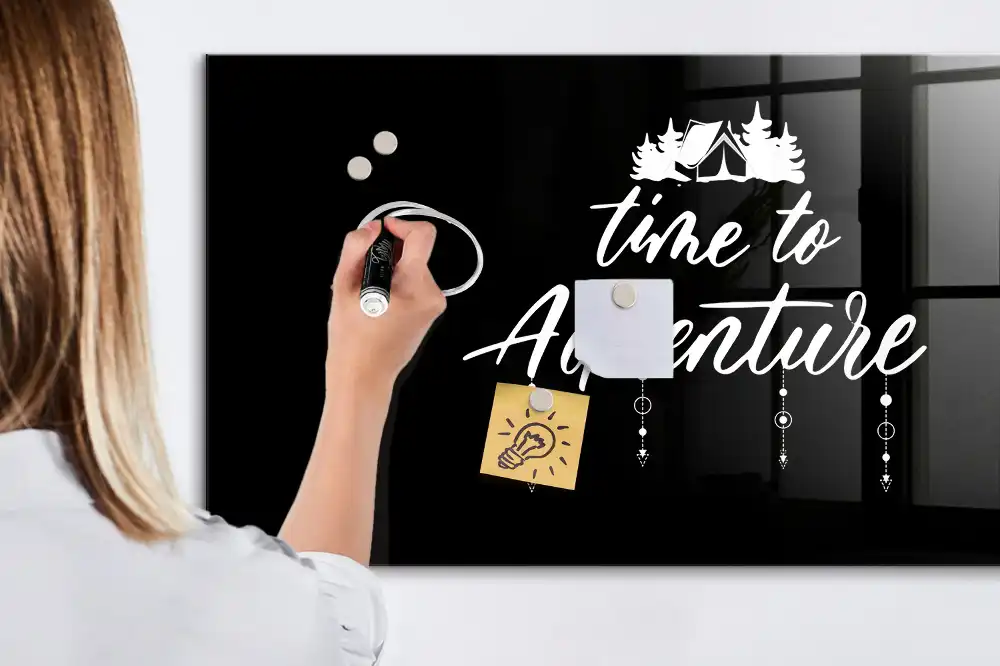 Tableau magnétique L'heure est à l'aventure avec feutre